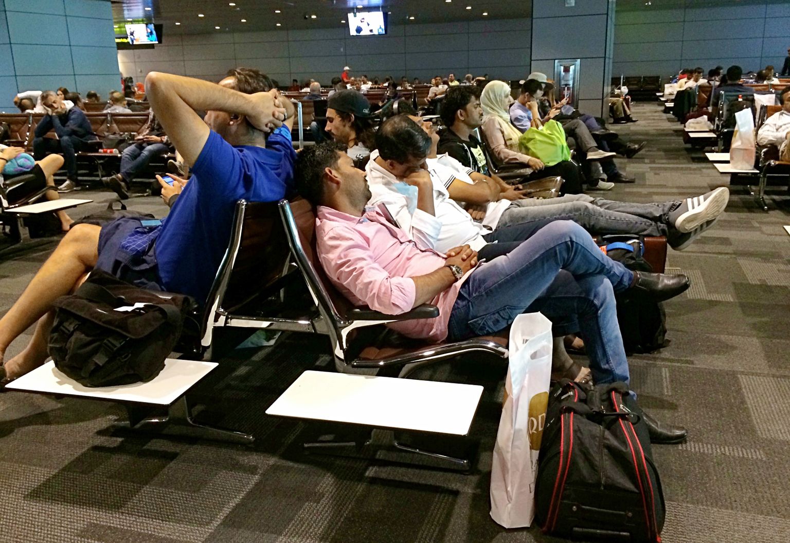 Reisijad ootamas lende Katari Doha Hamadi rahvusvahelises lennujaamas