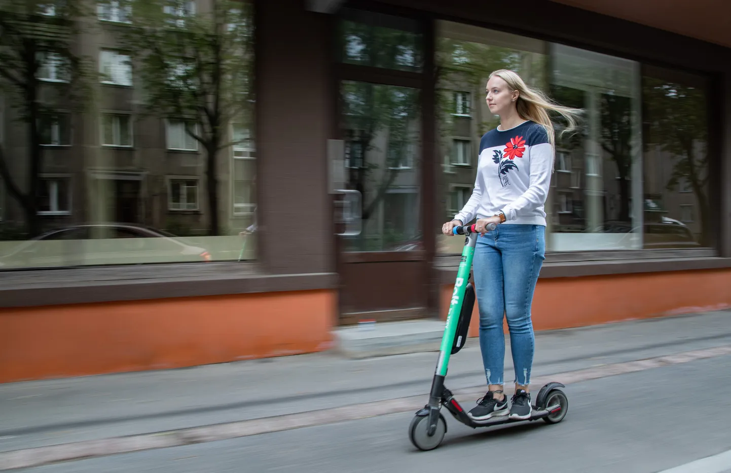 Lisaks elektrilistele tõukeratastele reguleerib eelnõu ka elektrirulade, tasakaaluliikurite ja muude taoliste istekohata sõidukite kasutamist.