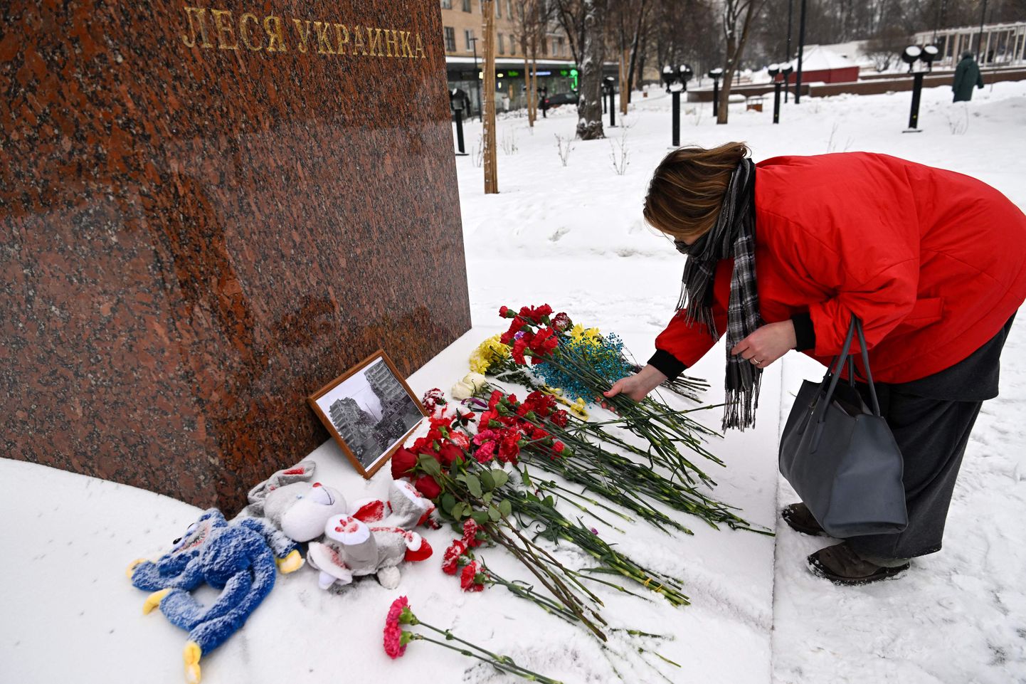 Naine asetamas Venemaa pealinnas Moskvas lilli Ukraina poetessi Lesja Ukrajinka kuju juurde, protestimas sellega Ukraina sõja vastu