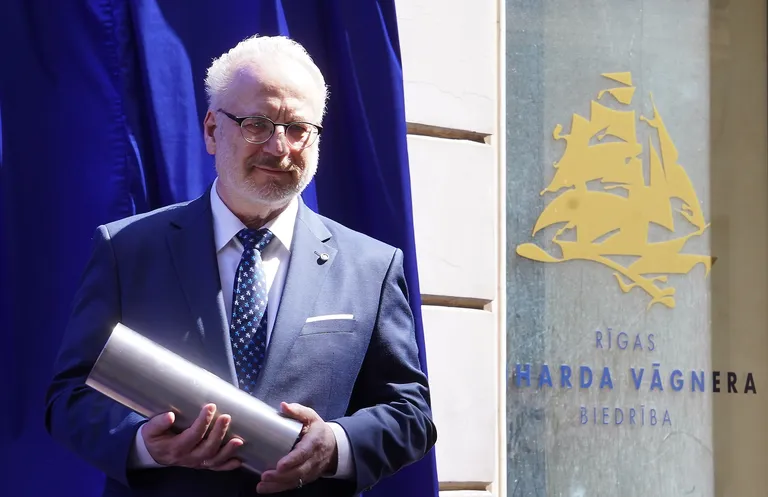 Valsts prezidents Egils Levits piedalās Rīgas Vāgnera teātra laika kapsulas iemūrēšanas ceremonijā, simboliski atzīmējot ēkas atjaunošanas darbu sākumu.