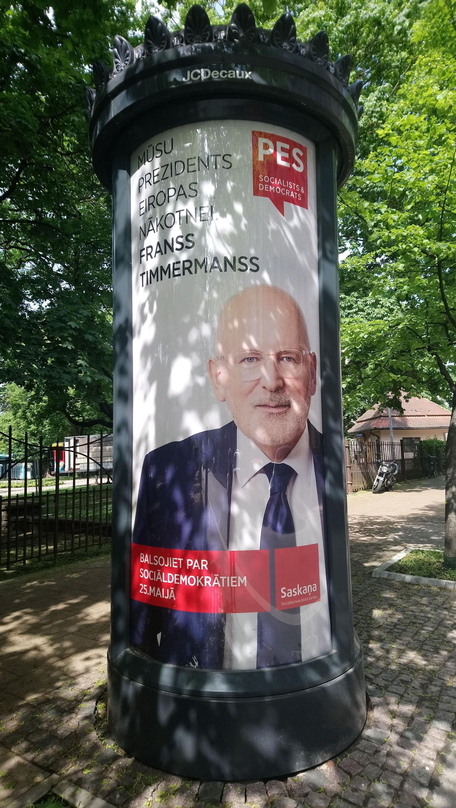 Riia tänaval on väljas ka Euroopa Sotsiaaldemokraatliku Partei esikandidaadi Frans Timmermansi plakatid. 