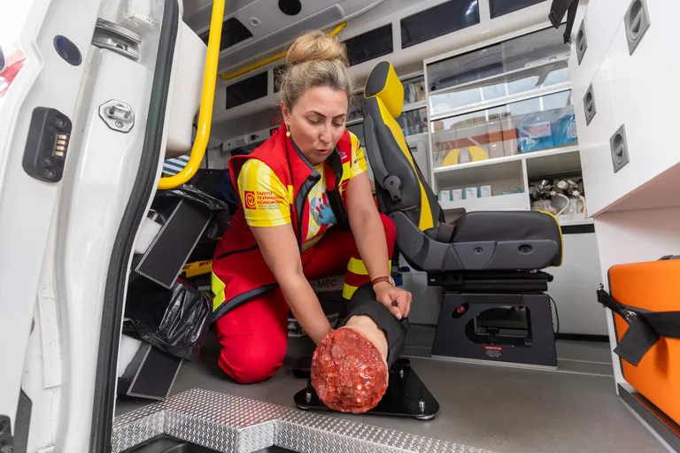 Koolitajal Karin Laubel on ka žguti panemise näitamiseks õppevahend olemas.