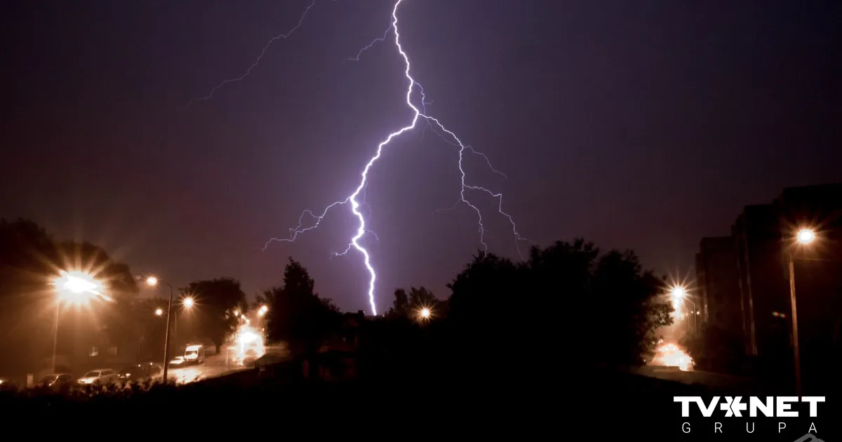 Valsts austrumos nograndis pirmais pērkons; vēja brāzmas Rīgā ...