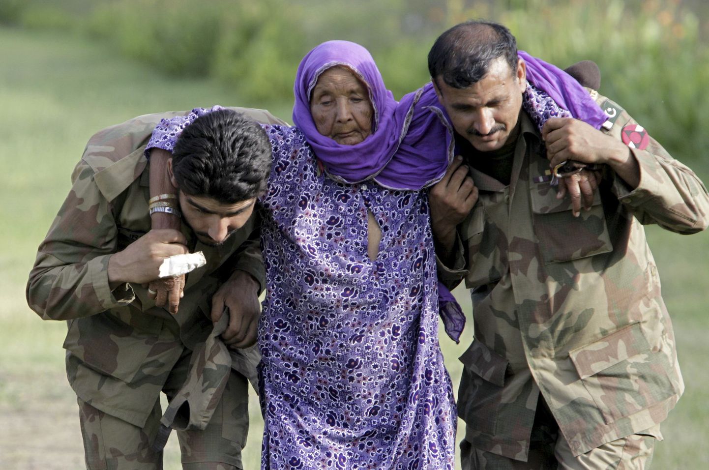 Mohammad Sajjad pilt sellest, kuidas Pakistani sõdurid aitasid evakueerida üleujutustest räsitud külast eakat naist, on tehtud 30. juulil 2010. Oktoobris hakkas see Pakistanis jäädvustatud pilt sotsiaalmeedias ringlema aga kui tõestus Türgi sõdurite abivalmidusest Süüria tsiviilelanike suhtes hiljutise pealetungi käigus kurdidele.