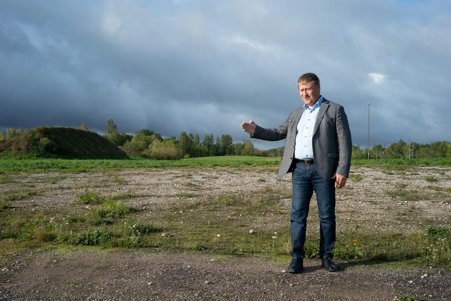 Tartu vallavanem Jarno Laur näitab Ermi tänava ääres ala, kuhu võiks kolme aasta pärast kerkida erakool, eralasteaed ja erahooldekodu. Taamal paistev kaponiir säilib, Laurist paremale jääv kelgumägi mitte.