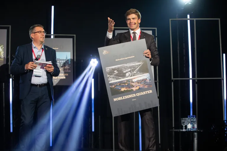 Noblessneri sadamalinnaku omanik ja arendaja on BLRT Grupp, koostöös Merko Ehituse ja teiste partneritega.