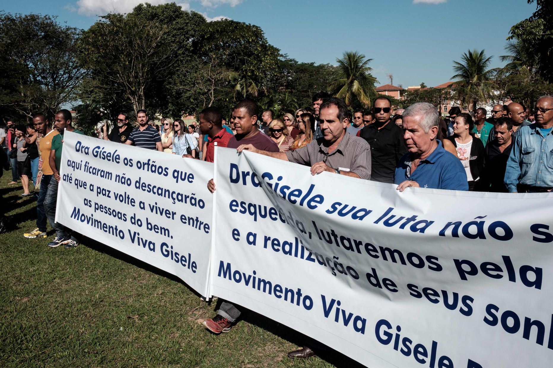 Kuritegevuse vastu protestijad doktor Gisele Palhares Gouvea matustel, kes tapeti 25. juunil Rio de Janeiros lasuga pähe.