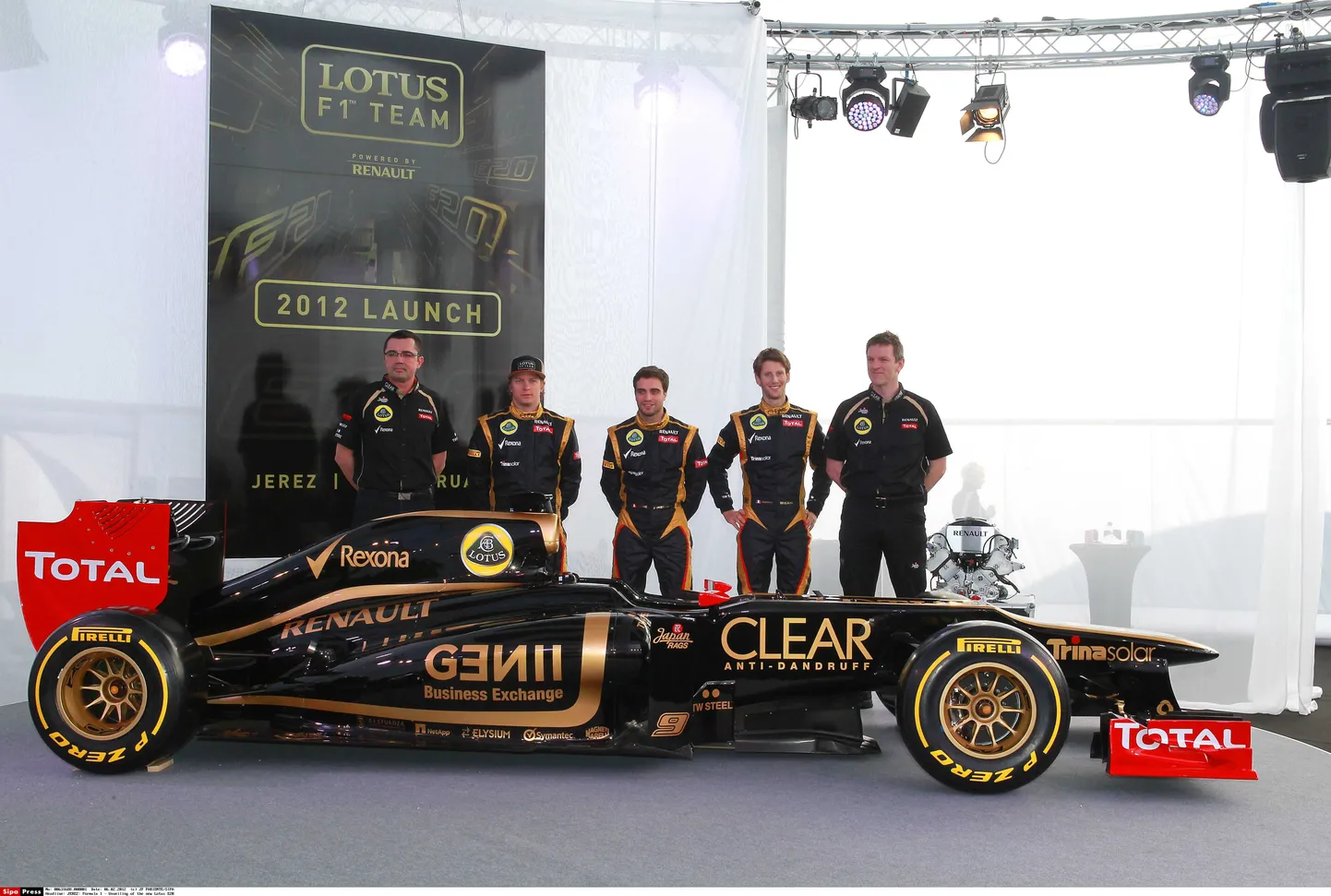 Lotuse vormel-1 meeskond: tiimi juht Eric Boullier (vasakult), esisõitja Kimi Raikkonen, testisõitja Jerome D'Ambrosio, teine piloot Romain Grosjean ja endine tehniline direktor James Allison