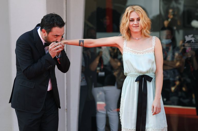 Pablo Larrain suudlemas Kristen Stewarti kätt filmi «Spencer» esilinastusel Veneetsia filmifestivalil.