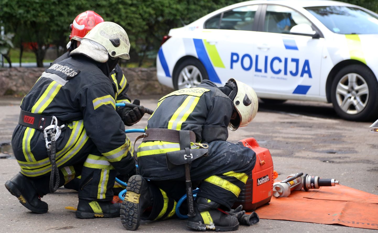 Ugunsdzēsēji glābēji preses konferencē par pareizu rīcību pēc ceļu satiksmes negadījumiem demonstrē, kā ar hidraulisko instrumentu palīdzību no avarējušām automašīnām tiek atbrīvoti tajās iespiesti cilvēki.
