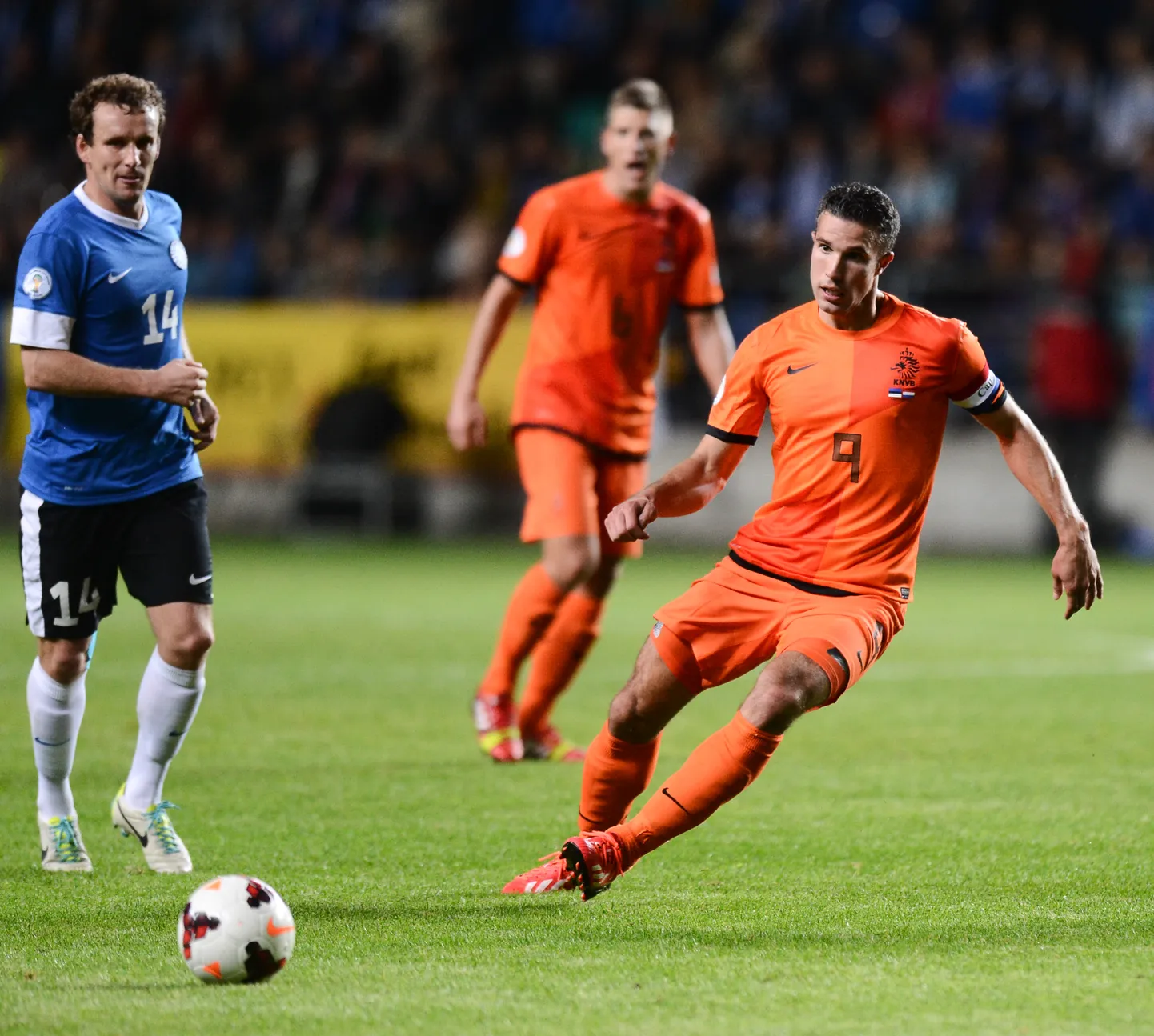Robin van Persie 2013. aasta 6. septembril Lilleküla staadionil toimunud mälestusväärses MM-valikmängus Eestiga.