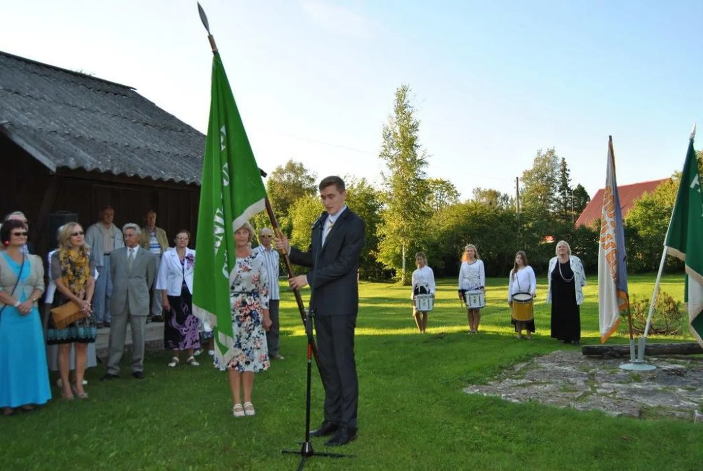 Pärnu-Jaagupi gümaasiumi lipu üleandmine koolimuuseumile augustis 2016.