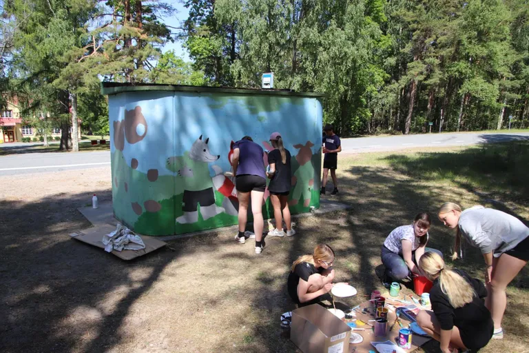 Metsapoole põhikooli õpilased bussiootekojale värsket ilmet andmas.