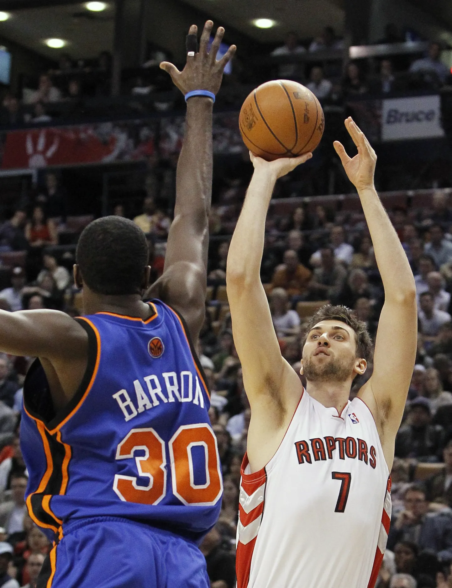 Andrea Bargnani (palliga) Toronto Raptorsi särgis.