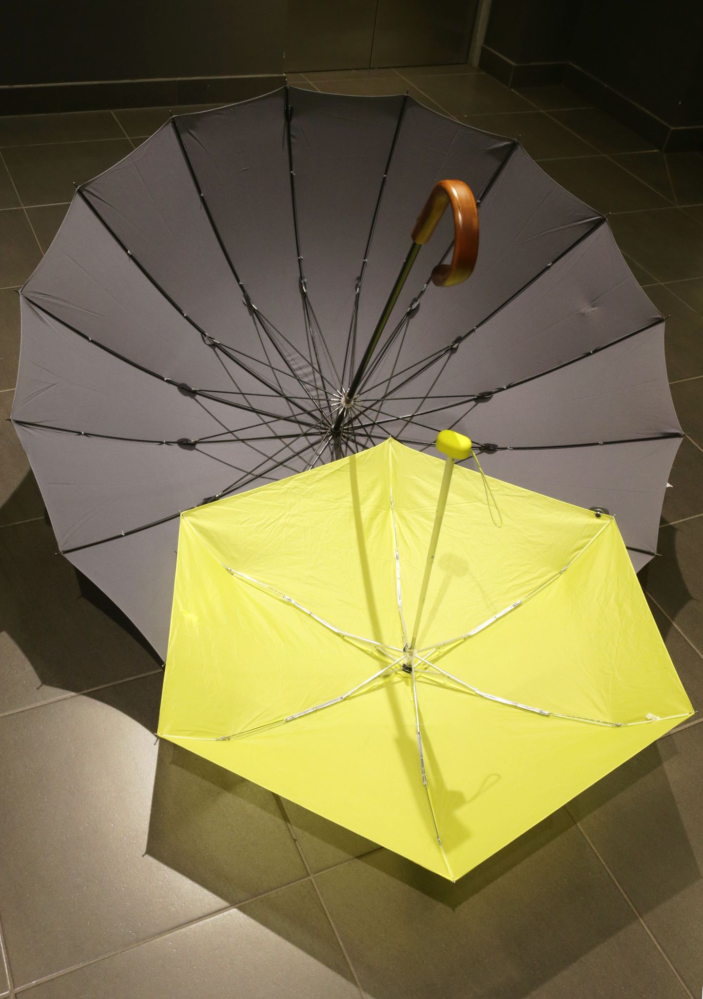 Tugeva ja nõrga vihmavarjul erinevusest on peale vaadates lihtne aru saada. Kusjuures kollane vari polnud kaubamaja valikus sugugi mitte kõige odavam.