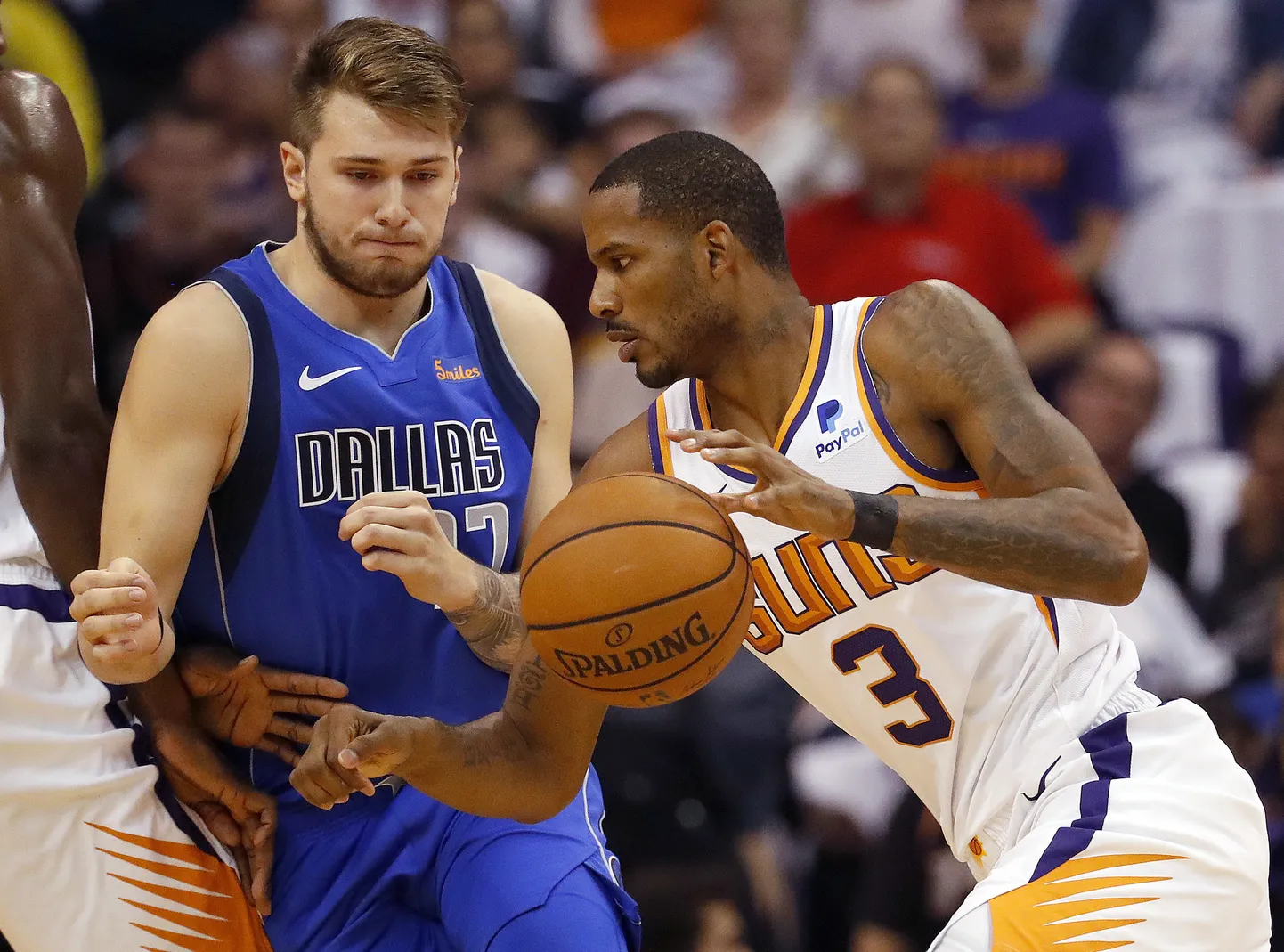 Luka Doncic püüab peatada Phoenix Sunsi mängumeest Trevor Arizat.