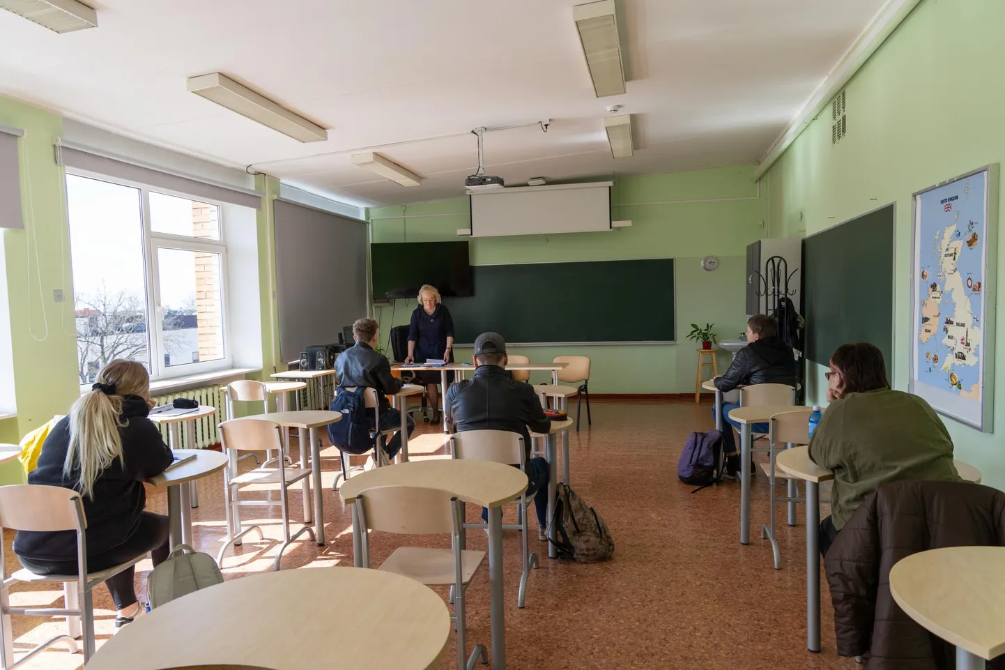 Viljandi täiskasvanute gümnaasiumi tegutseb praegu Paalalinnas Kesk-Kaare tänaval. Klassi ees seisab direktori Mall Kõiv, kelle sõnul toob koolipidaja vahetumine kindlasti kaasa uusi tuuli ja arenguid.