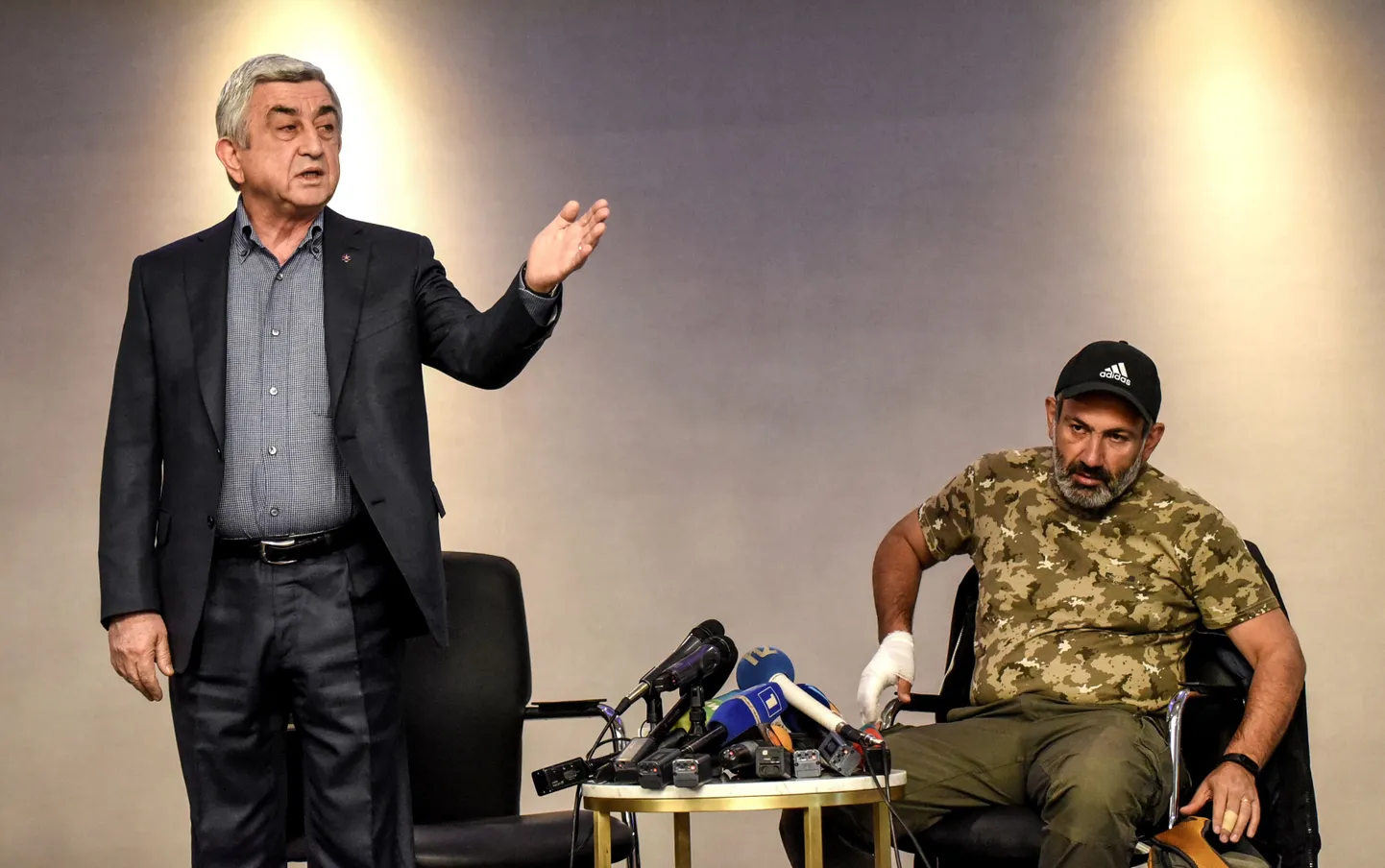 Armeenia peaminister Serž Sargsjan (vasakul) ja opositsioonipoliitik Nikol Pašinjan eilsel kohtumisel, mis kestis kaks minutit.