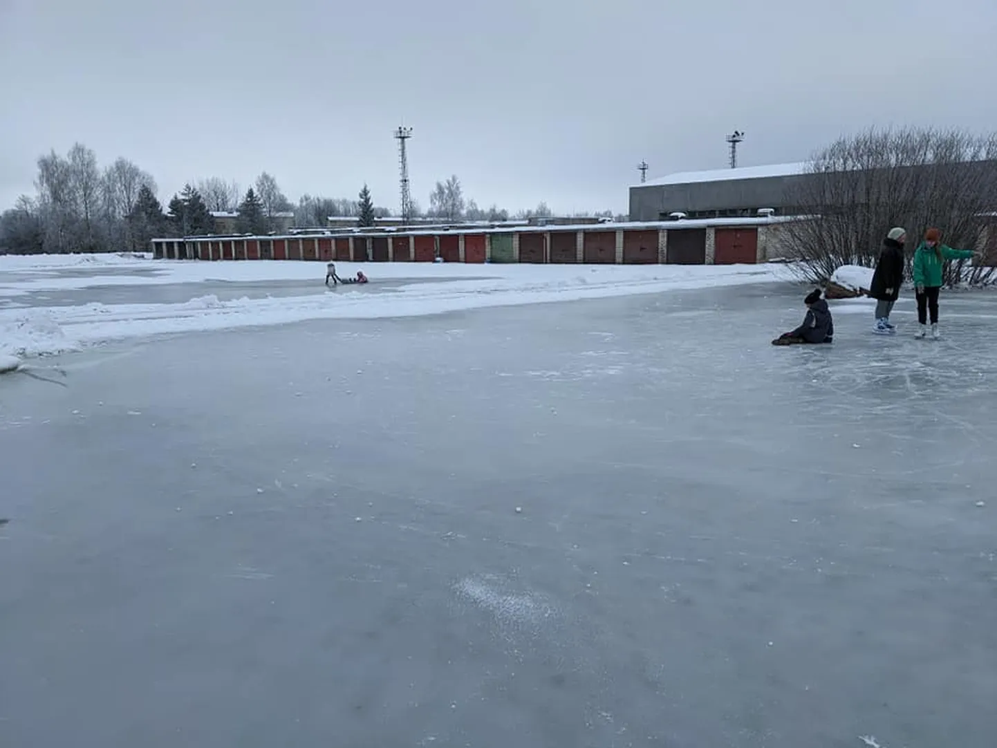 Isetekkeline liuväli Paides Aiavilja ja Karja tänava nurgal.