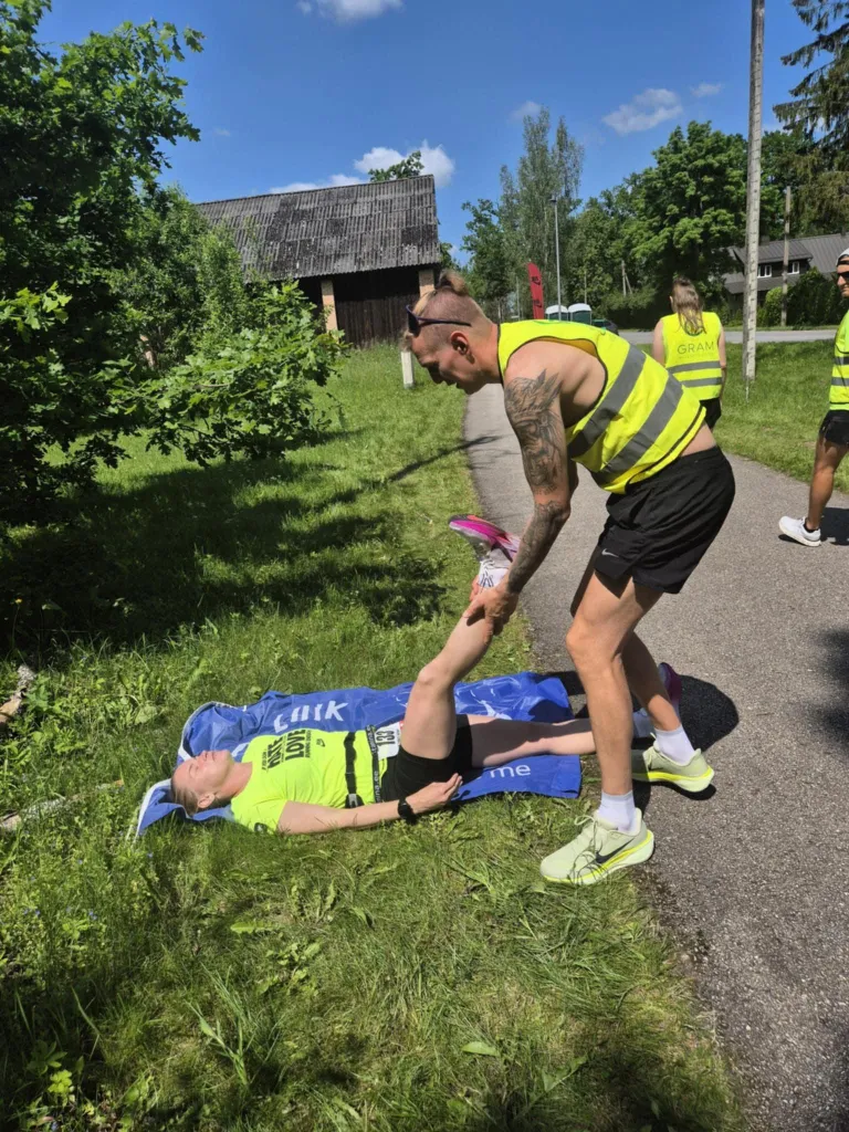 Kümneliikmelised võistkonnad jooksid läbi Eesti. Pika pingutuse jooksul tuli rinda pista väsimusega, kuid emotsioonid olid kõigil laes.
