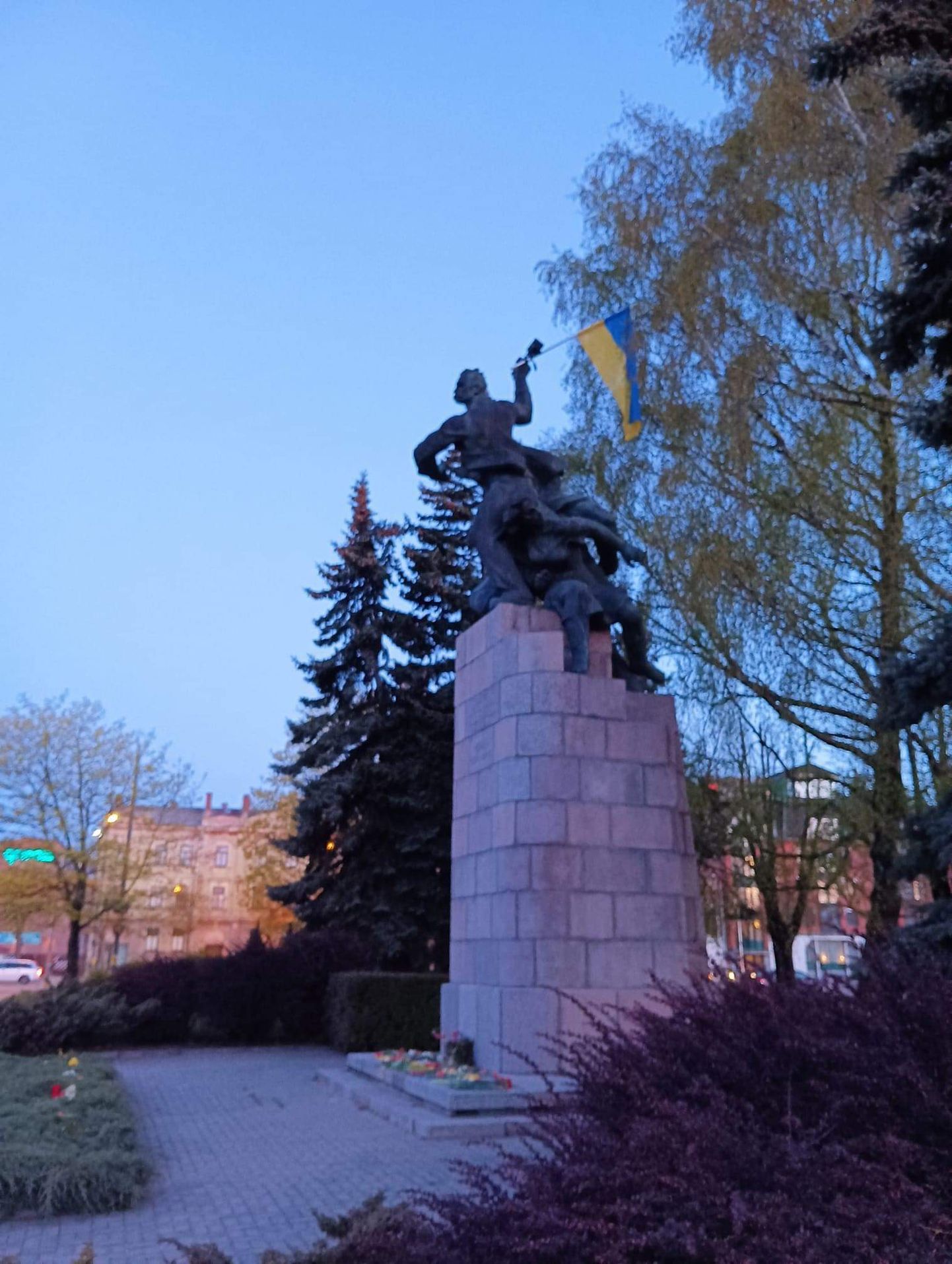Uz padomju laikos uzceltā pieminekļa Liepājā parādījies Ukrainas karogs.