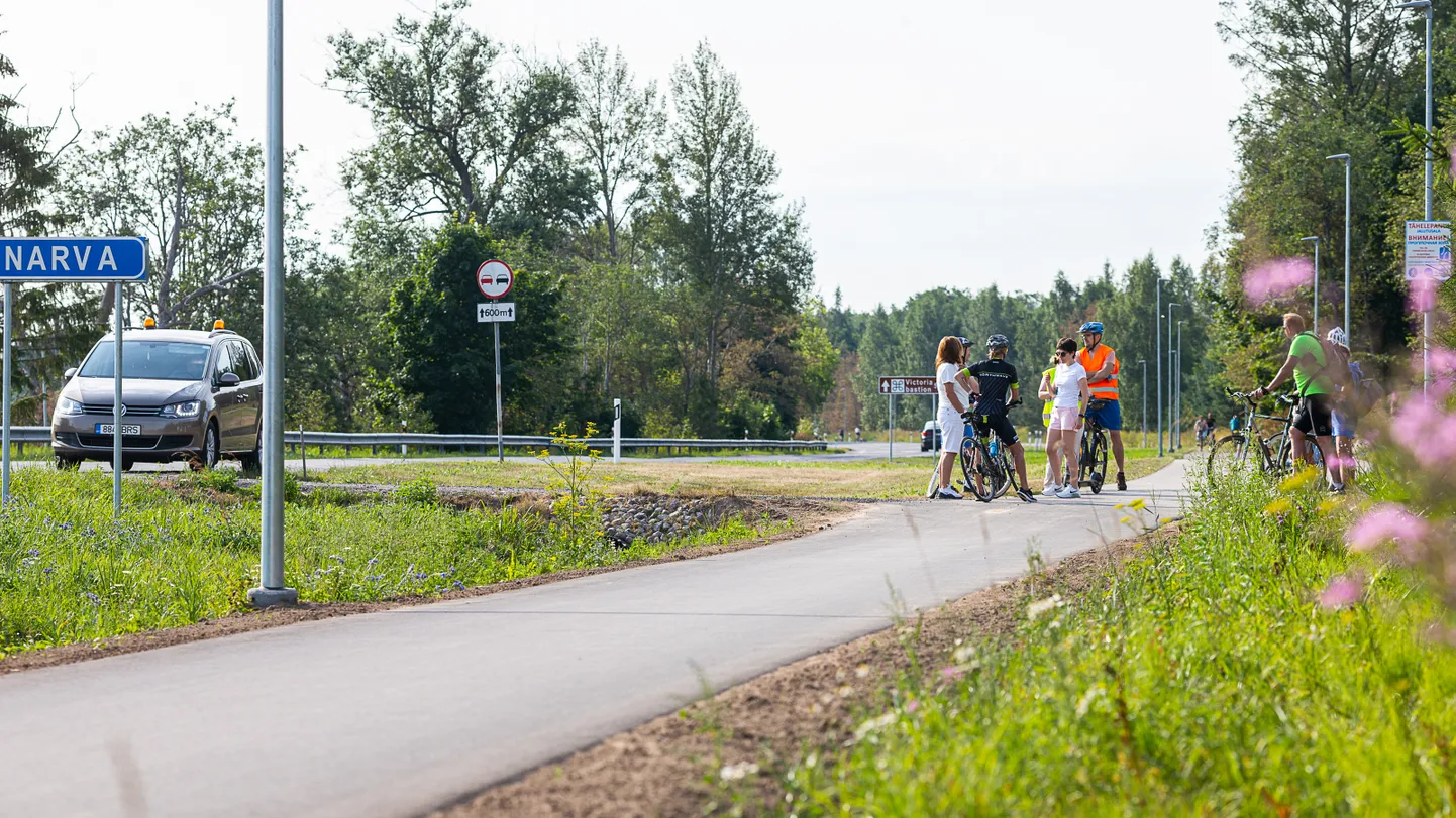13. juulil istusid Narva linnaametnikud, kergliiklustee projekteerija ja ehitusfirma esindaja jalgrataste selga, et ehitajate tehtud töö üle vaadata ning puudused kindlaks teha.
