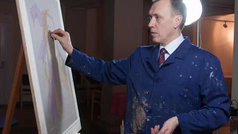 Aapo Pukk maalib publiku ees modelli Johann Köleri laadis