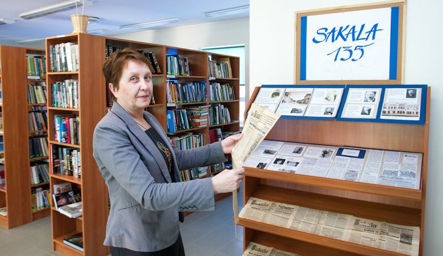 Päri raamatukogu juhataja Sirje Saard pani kokku «Sakala» aastapäevale pühendatud näituse.