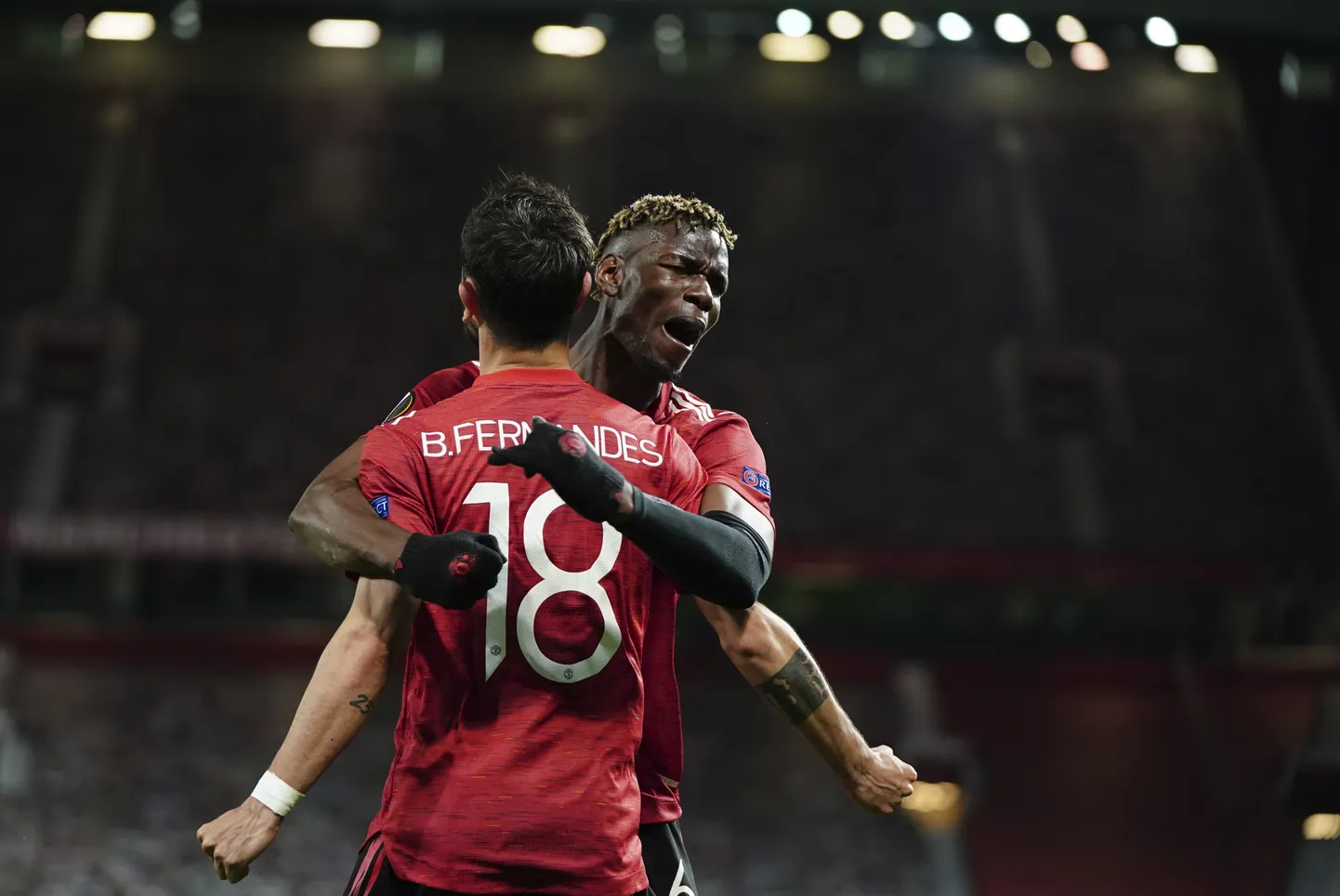 Manchester Unitedi tähtmängijad Paul Pogba ja Bruno Fernandes üksteist õnnitlemas.