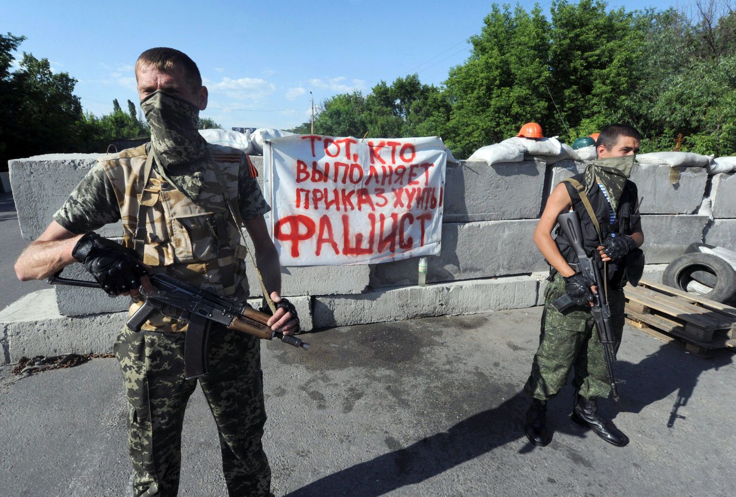 Terroristid Slovjanski lähistel asuvas kontrollpunktis. «Need, kes toetavad huntat, on fašistid!» teatab loosung.