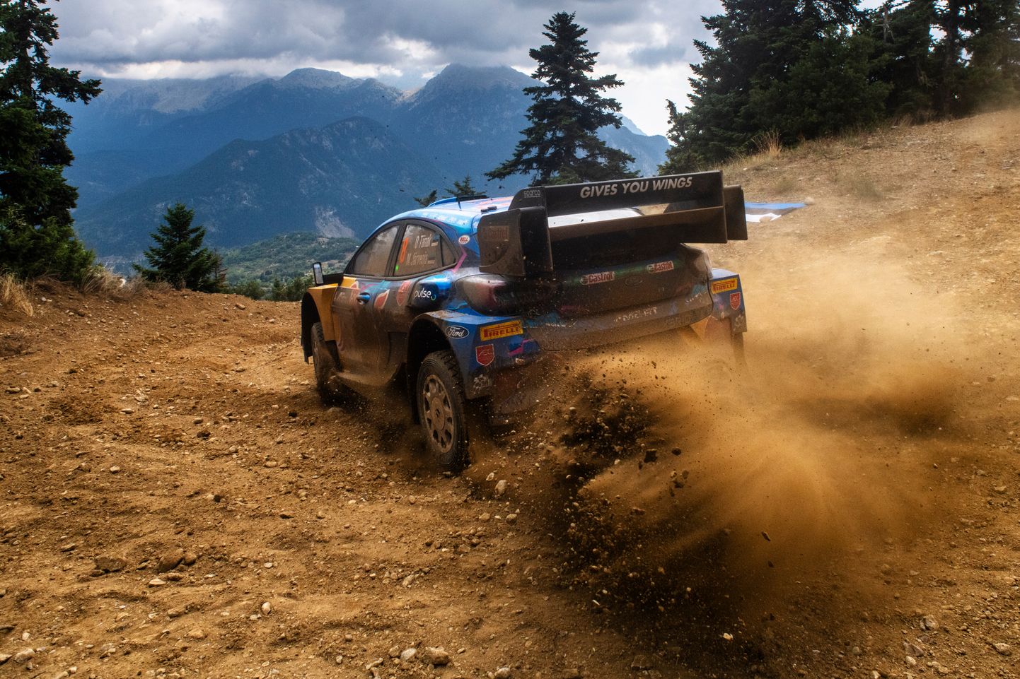 Ott Tänaku Ford Puma Rally1-auto Kreeka MM-rallil. Suure tõenäosusega jätkatakse sarnast hübriidlahendust kasutavate autodega WRC-sarjas ka pärast 2026. aastat.