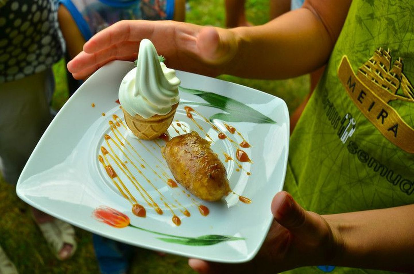 Võistkond Grillisemud fantaasiavooru võidutöö magusroog - Õuna-pirni-pähklivorst jäätise ja karamellikastmega.