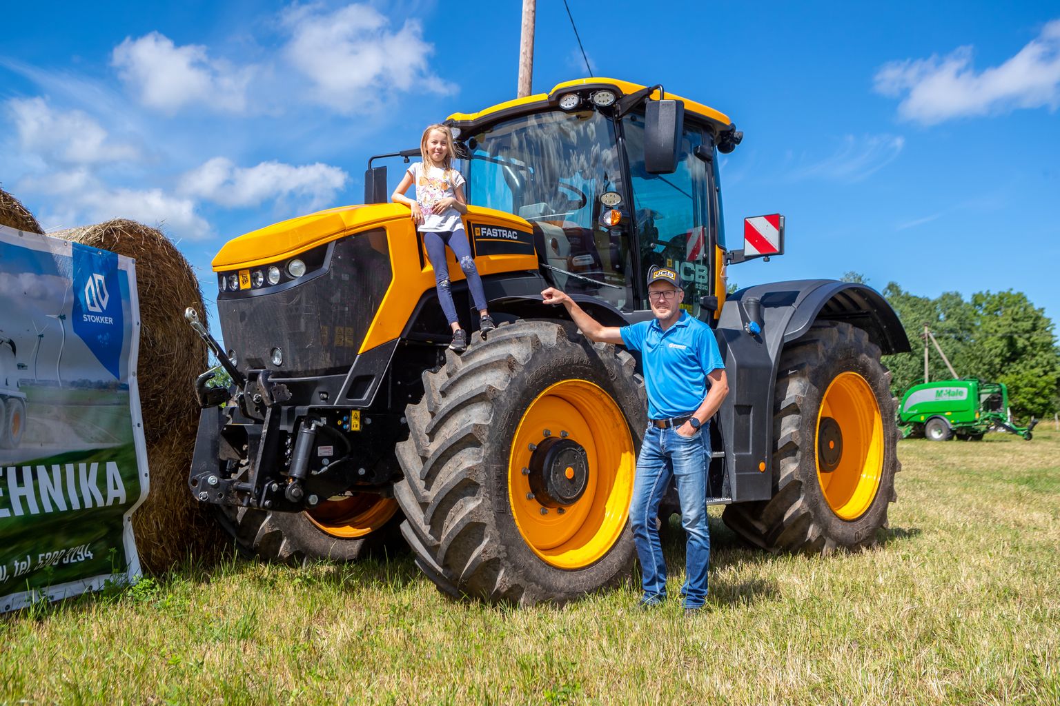 DEMOPÄEVAL: Stokkeri tehnikaesitluse korraldamisel põhilise töö teinud Tanel Aru jäi koos tütar Sofiaga pildile maailma kiireima traktori kõrval.