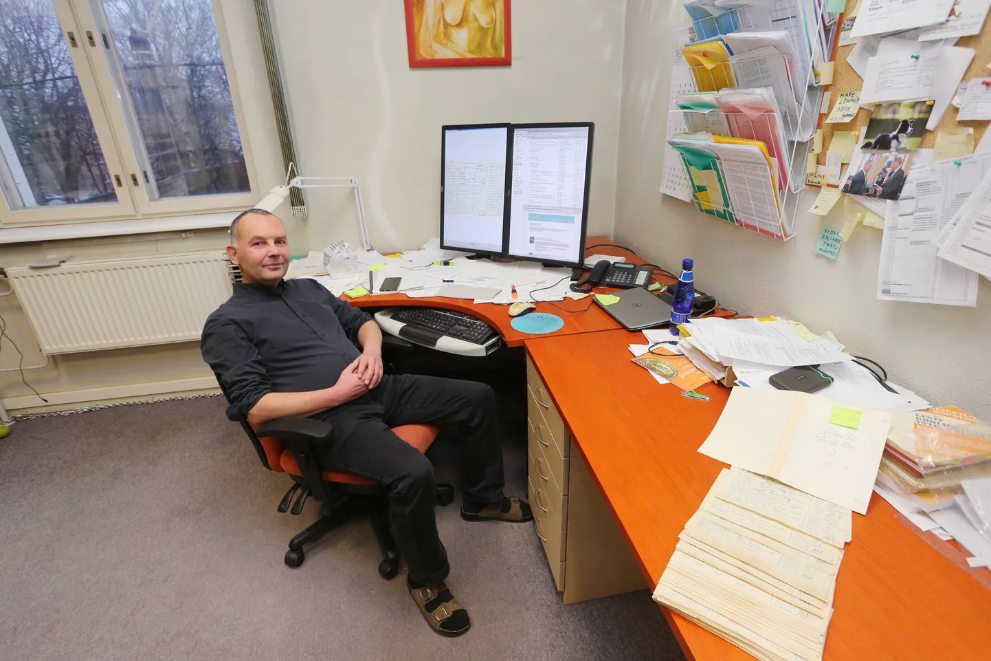 Tartu Ülikooli loomade füsioloogilise ökoloogia professor Peeter Hõrak. Tema ees laual on kunagi Juna Auli koostatud mõõtmisankeedid.