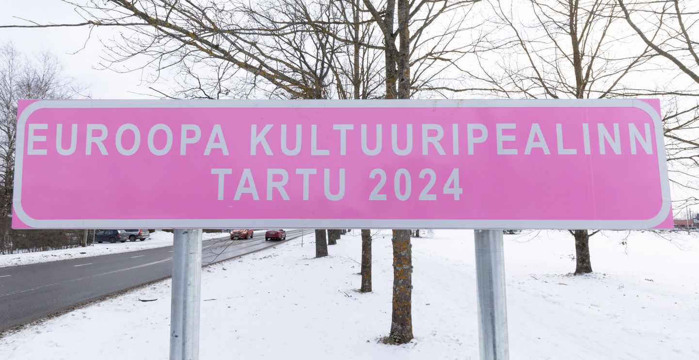 Tartus Tallinna maantee sissesõidu juures ja veel viies kohas on nüüd roosa kultuuripealinna märk.