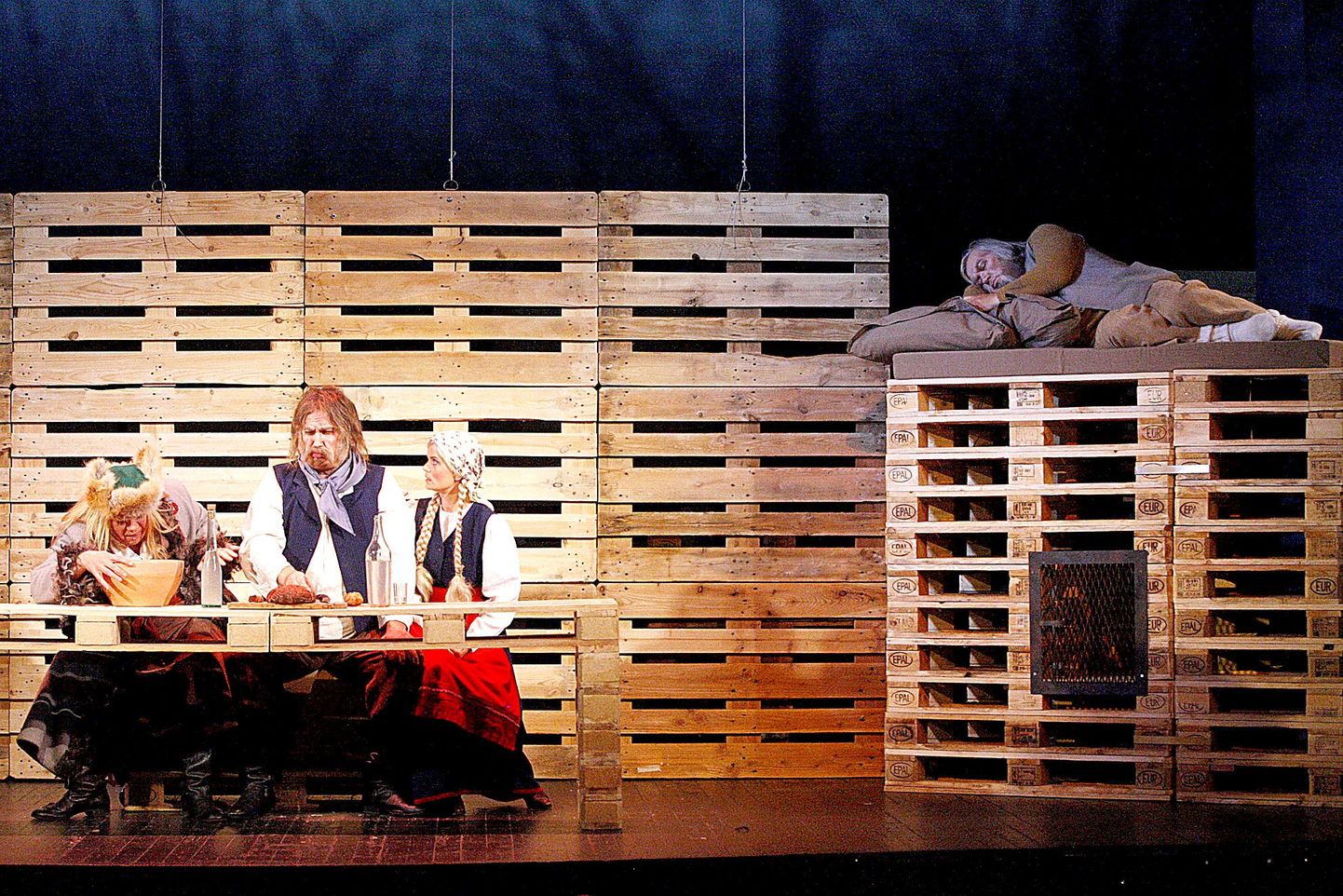 Õuna Endel (Lauri Saatpalu, vasakult) tuleb Reinu (Märt Jakobson) mahitusel kosja tema tütrele Liinale (Karmen Puis), kes aga põlgab ropu suuga kosilase ära. Nii nagu kogu ooperi tegevust, jälgib ka seda stseeni ahjul külitav rehepapp Sander (Tõnis Mägi).