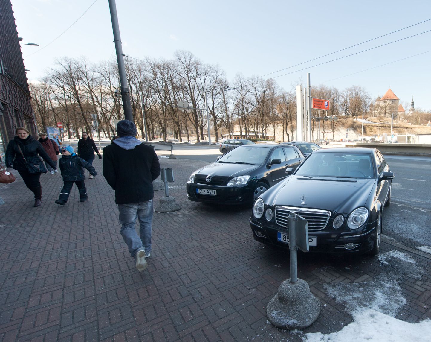 Euroopa roheliseks pealinnaks pürgiva Tallinna juhid saavad kopsakat autokompensatsiooni ning on hõivanud oma autodega pool linnavalitsuse esist kõnniteed.