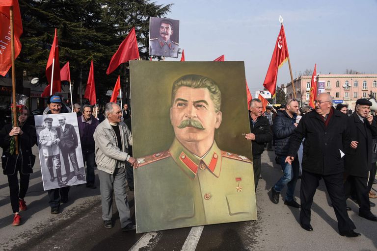 Rahvas punalippude ja Stalini portreega tema sünniaastapäeval.