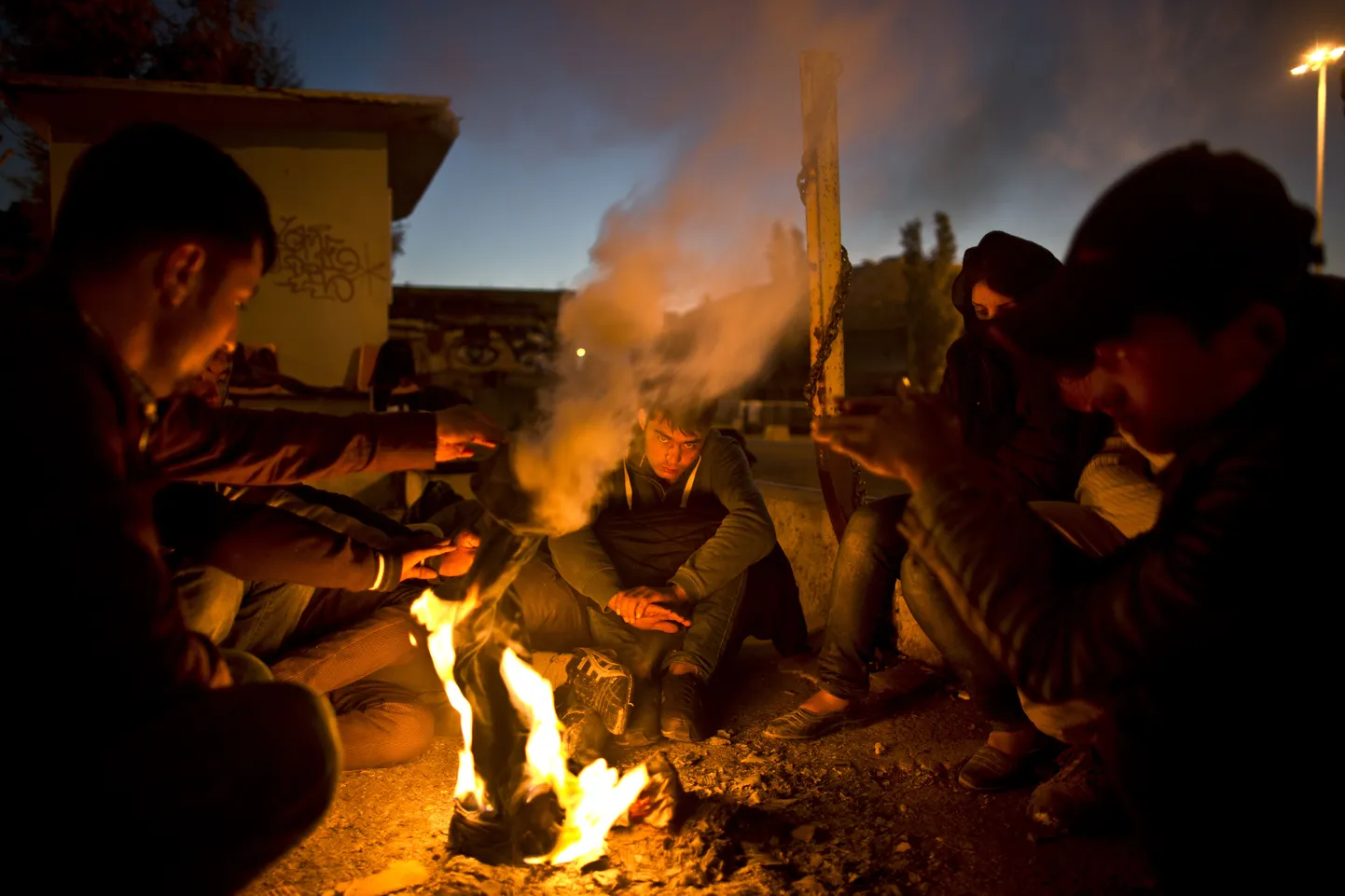 Afgaani põgenikud, kellel tõenäoliselt on õigus asüülile, end Kreekas Lesbose saarel soojendavad.