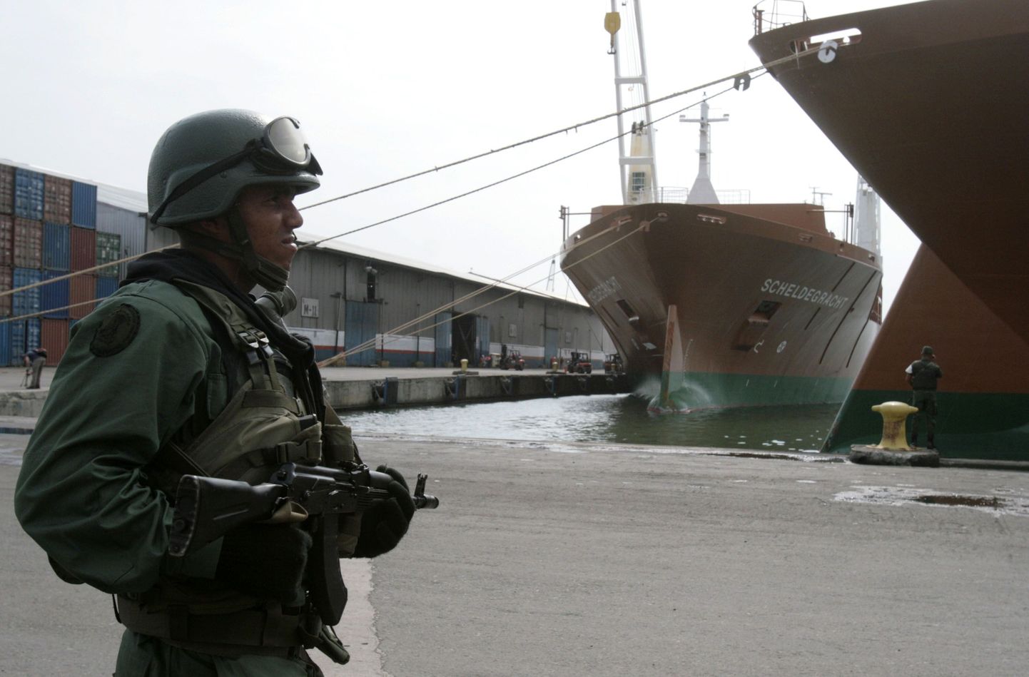 Venezuela sõdur valvamas märtsis riigi kontrolli alla võetud Puerto Cabello sadamas.