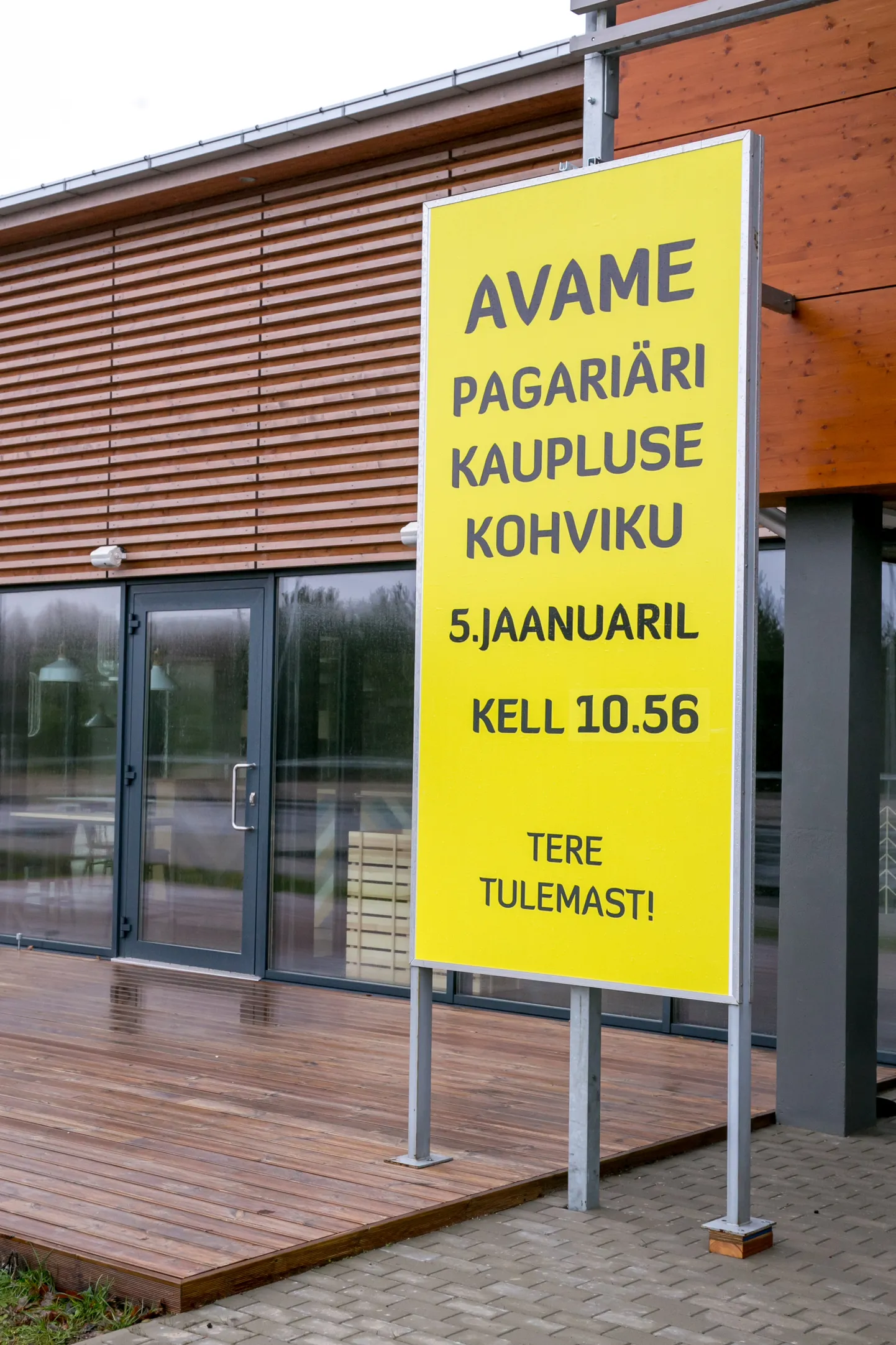 Kunagise motelli asemele rajatud tootmishoone on valmis juba aastaid, kuid enne nõuetekohase peale- ja mahasõidu ning parkla valmimist kinnistu juures Via Baltical ei saanud tootmisega pihta hakata.