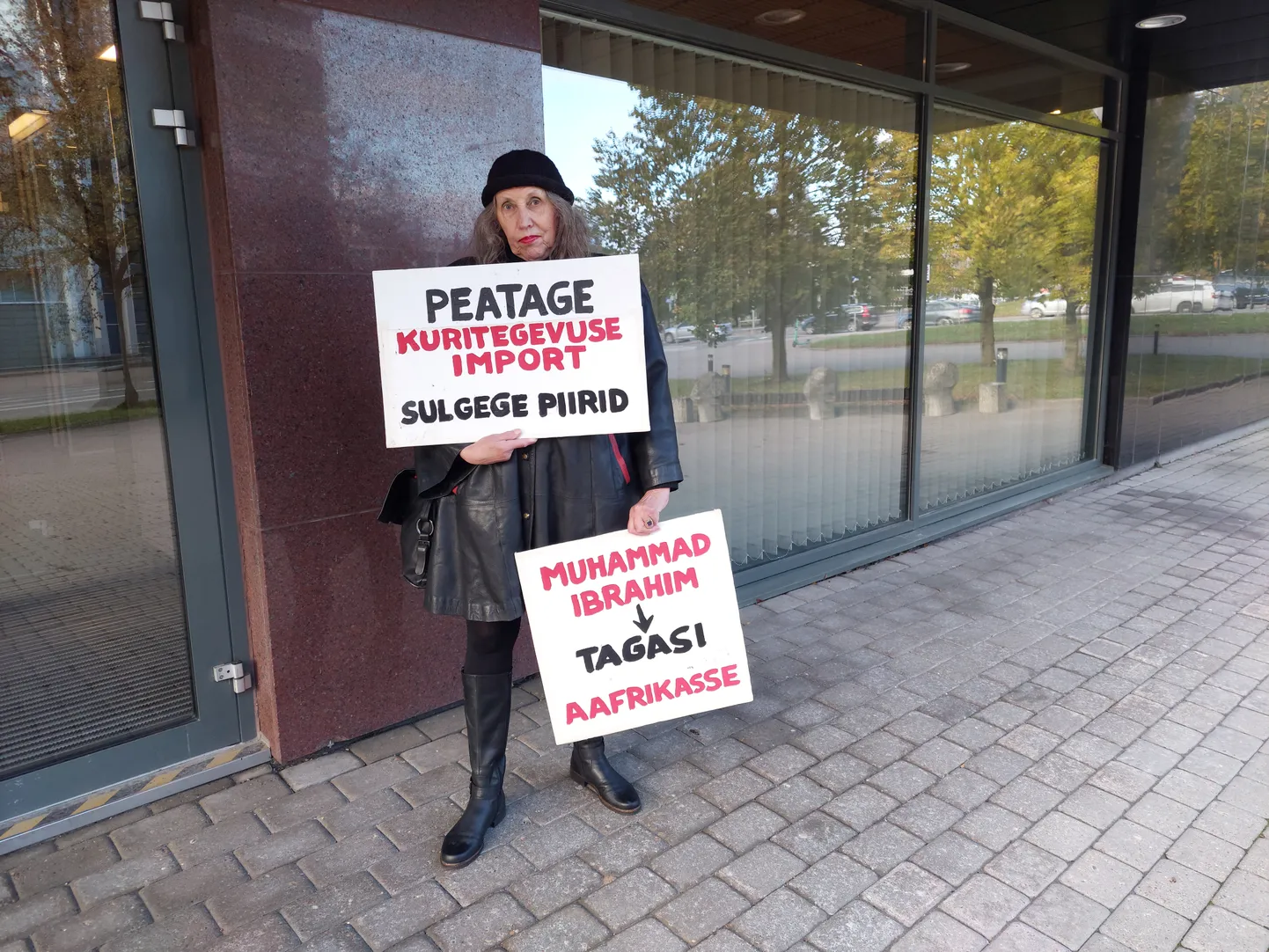 Tamara Jegorov Tartu kohtumaja ees.