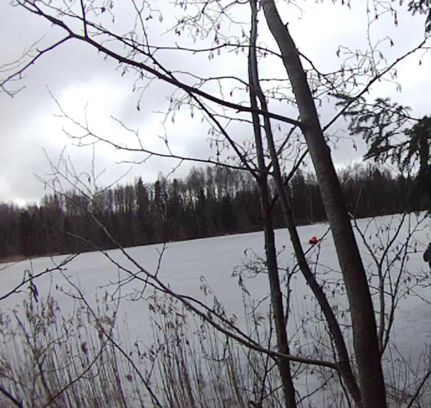 Läbi jää vajunud kalamehe päästmine Võrumaal Kurgjärvel.