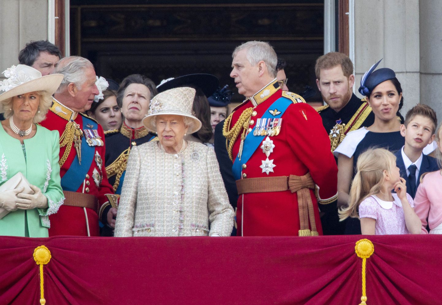 Briti kuninglik pere 8. juunil 2019 Elizabeth II sünnipäevapidustuste ajal Buckinghami palee rõdul. Harry ja Meghan on paremal