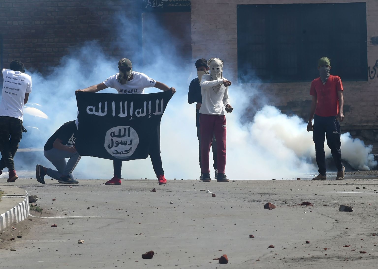 16. juuni 2018, Kashmiri mehed ISISe lipuga.