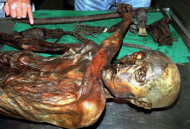 Jäämees Ötzi elas ja suri 5300 aastat tagasi. Pildil on ka tema juurest leitud asjad