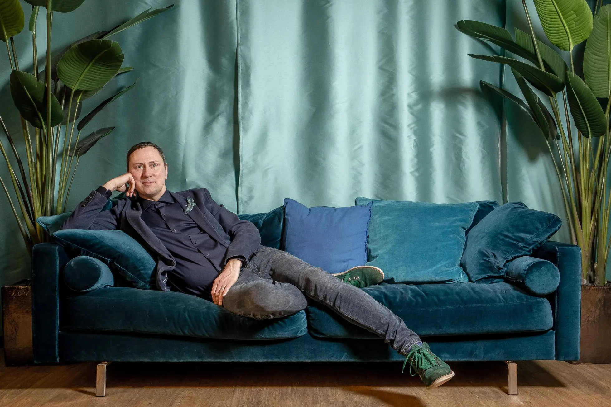 Sinine on Aldo lemmiktoon. Juba üksainus pilk Embassy of Fashioni sisekujundusele annab sellest tunnistust. «Ja stuudios peab olema mugav, nii meil endil kui ka külalistel. Nagu kodus.»