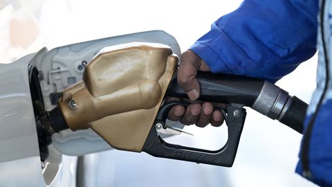 Uz trīs mēnešiem samazina akcīzes nodokli dīzeļdegvielai