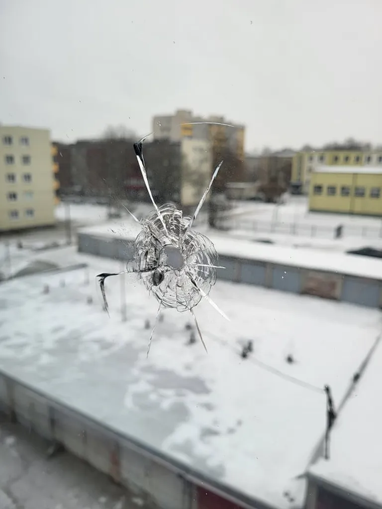 Õnneks on auk vaid välimises klaasis.