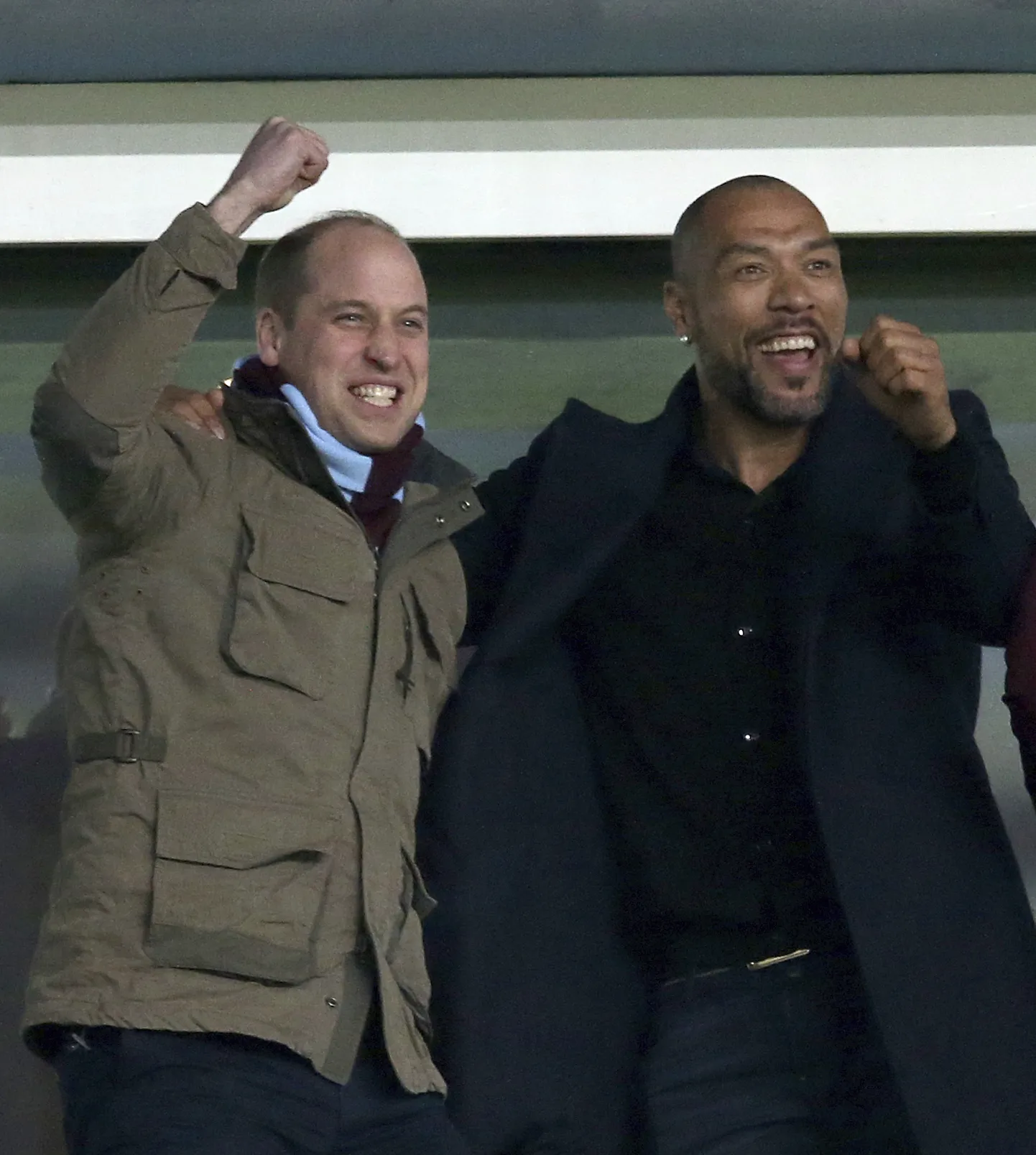 Prints William (vasakul) ja endine Norra koondise jalgpallistaar John Carew juubeldavad: norralase endine koduklubi Aston Villa on Inglismaa meistrisarjas värava löönud.